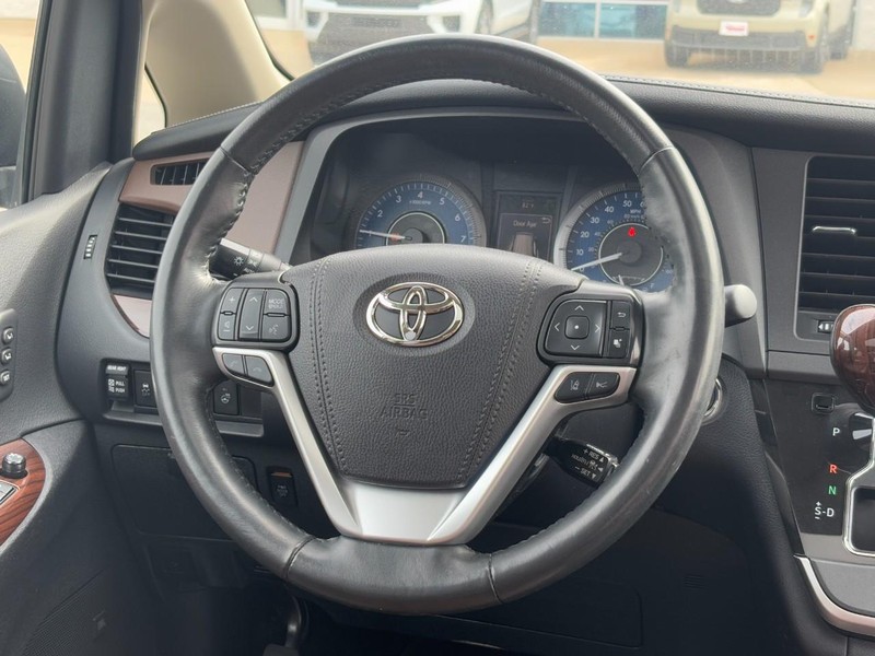 Toyota Sienna Vehicle Image 13