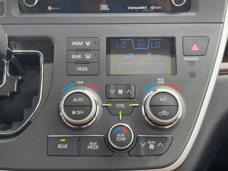 Toyota Sienna Vehicle Image 15