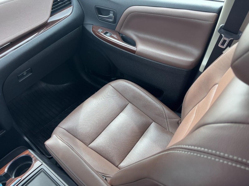 Toyota Sienna Vehicle Image 16
