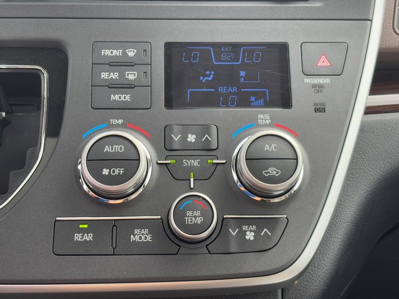 Toyota Sienna Vehicle Image 24