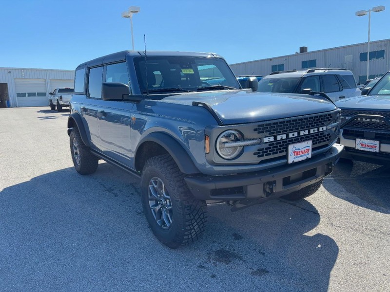 Ford Bronco Vehicle Full-screen Gallery Image 2