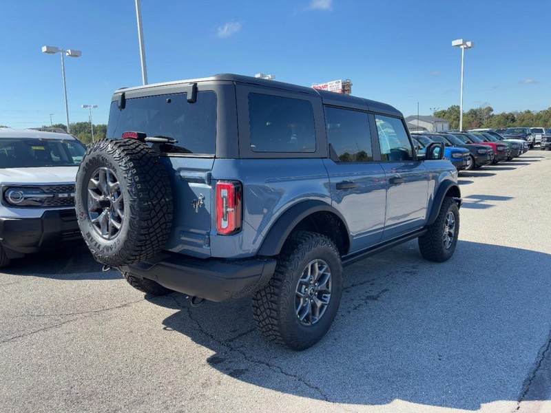 Ford Bronco Vehicle Full-screen Gallery Image 3