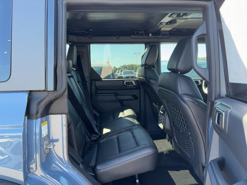 Ford Bronco Vehicle Full-screen Gallery Image 5