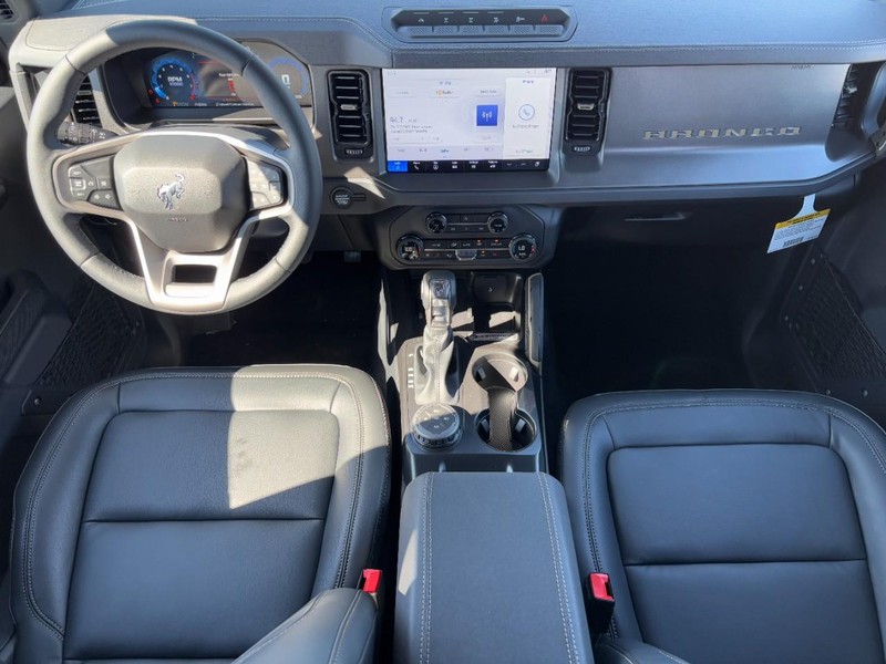 Ford Bronco Vehicle Full-screen Gallery Image 6