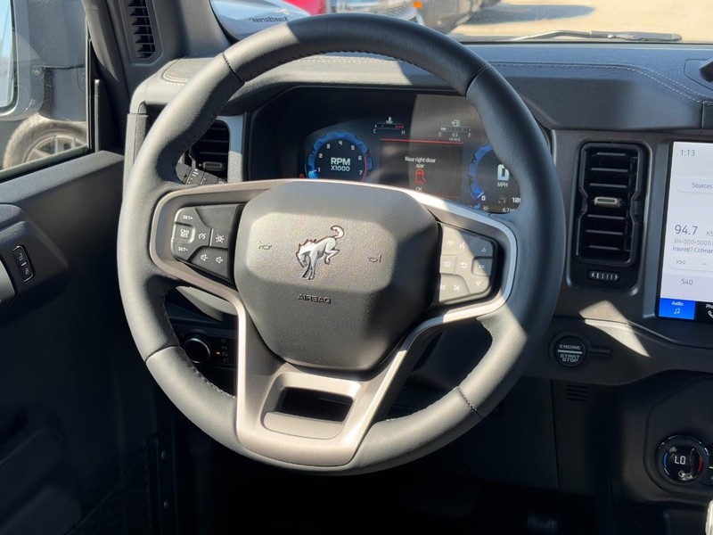 Ford Bronco Vehicle Full-screen Gallery Image 7