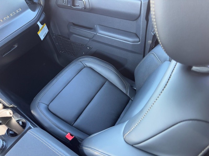 Ford Bronco Vehicle Full-screen Gallery Image 10