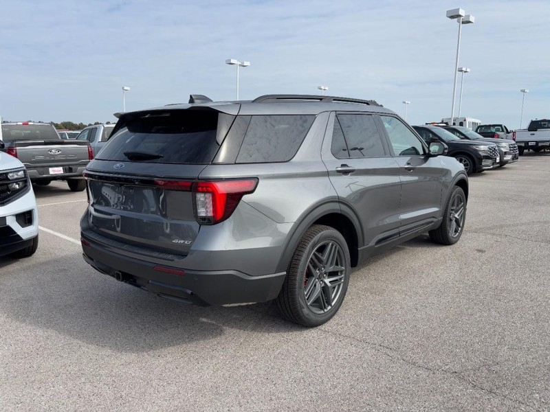 Ford Explorer Vehicle Full-screen Gallery Image 3