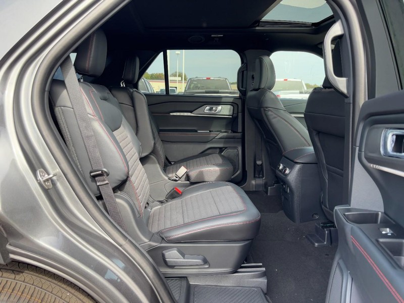 Ford Explorer Vehicle Full-screen Gallery Image 5