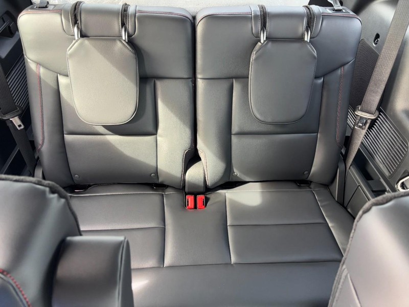 Ford Explorer Vehicle Full-screen Gallery Image 6