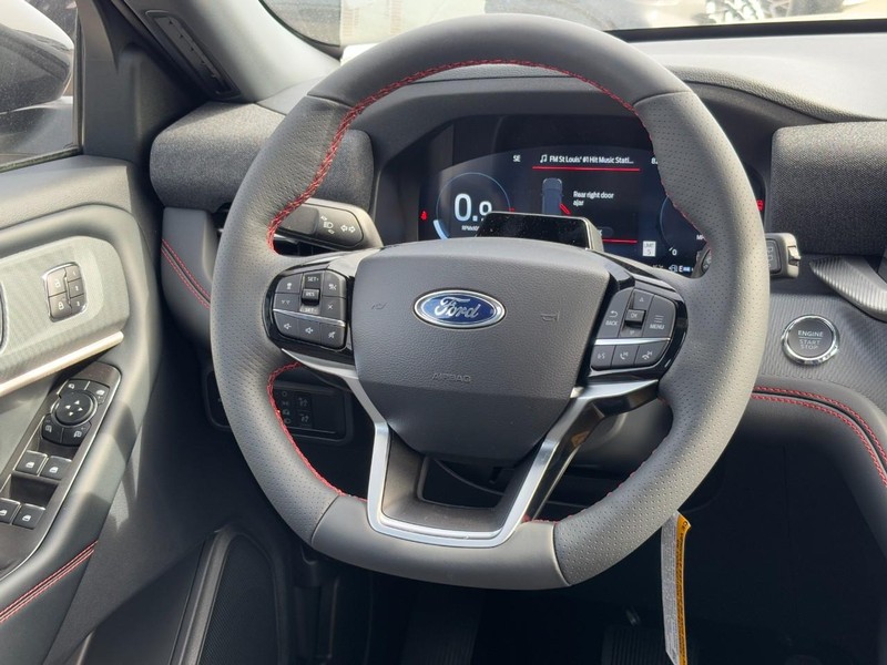 Ford Explorer Vehicle Full-screen Gallery Image 8