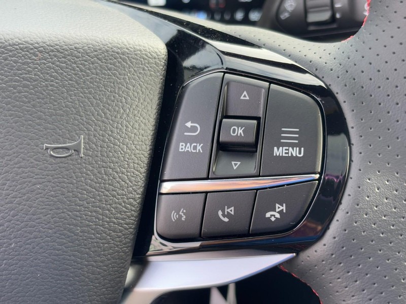 Ford Explorer Vehicle Full-screen Gallery Image 14