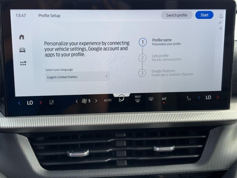 Ford Explorer Vehicle Full-screen Gallery Image 16