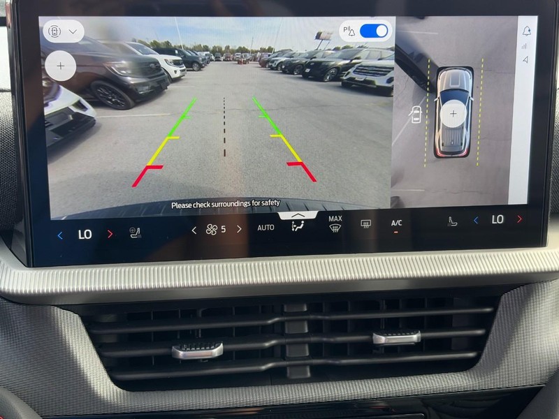 Ford Explorer Vehicle Full-screen Gallery Image 17