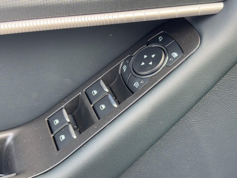 Ford Explorer Vehicle Full-screen Gallery Image 20