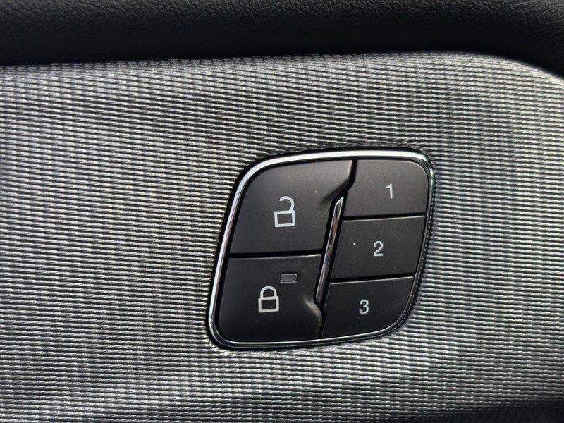 Ford Explorer Vehicle Full-screen Gallery Image 21