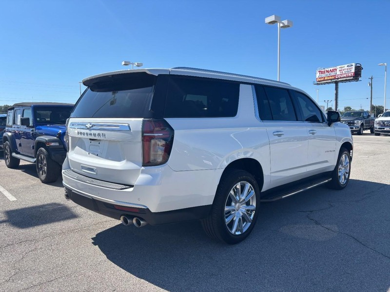 Chevrolet Suburban Vehicle Full-screen Gallery Image 3