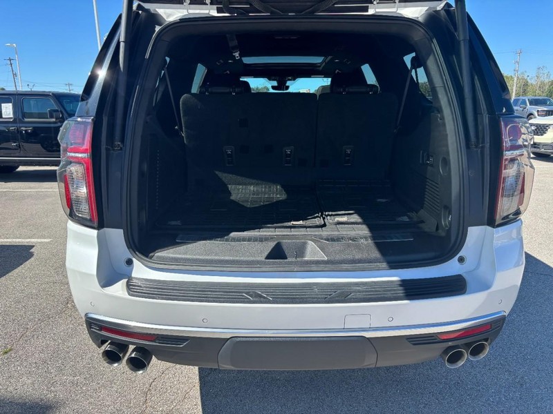 Chevrolet Suburban Vehicle Full-screen Gallery Image 4