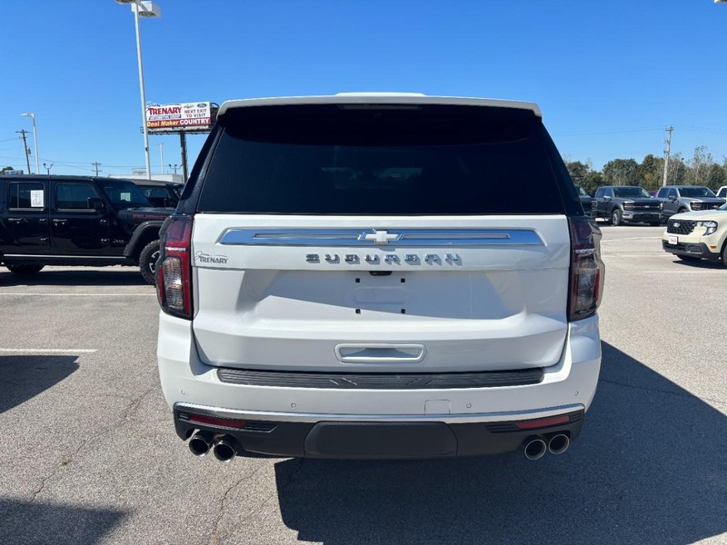 Chevrolet Suburban Vehicle Full-screen Gallery Image 5