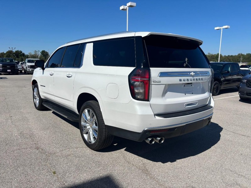 Chevrolet Suburban Vehicle Full-screen Gallery Image 6