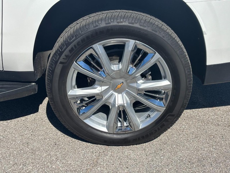 Chevrolet Suburban Vehicle Full-screen Gallery Image 7