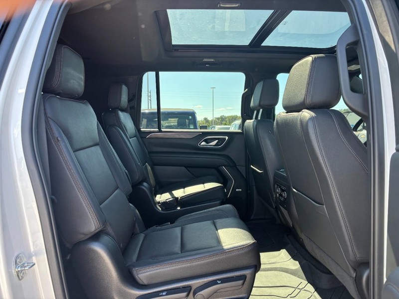 Chevrolet Suburban Vehicle Full-screen Gallery Image 10