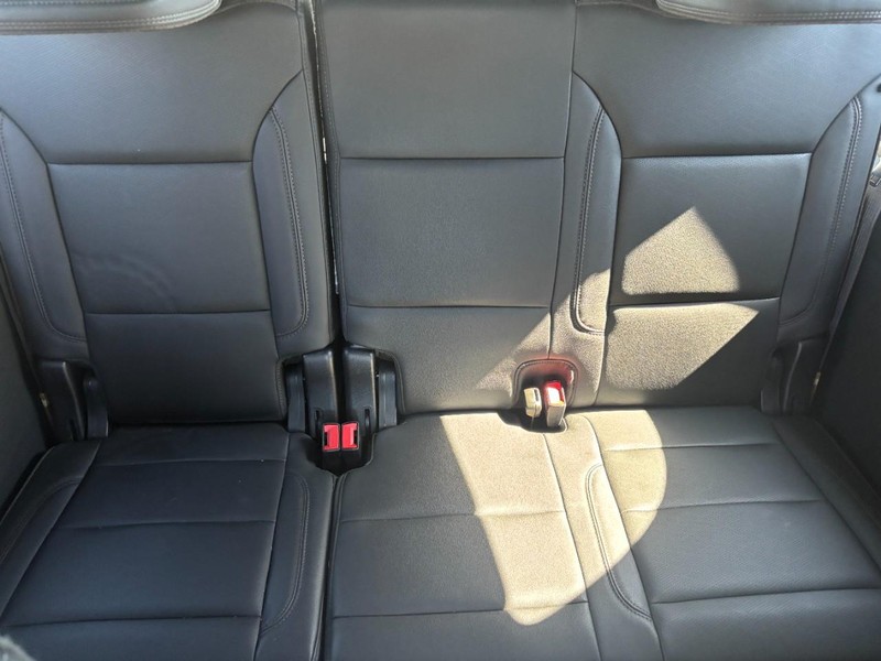 Chevrolet Suburban Vehicle Full-screen Gallery Image 11