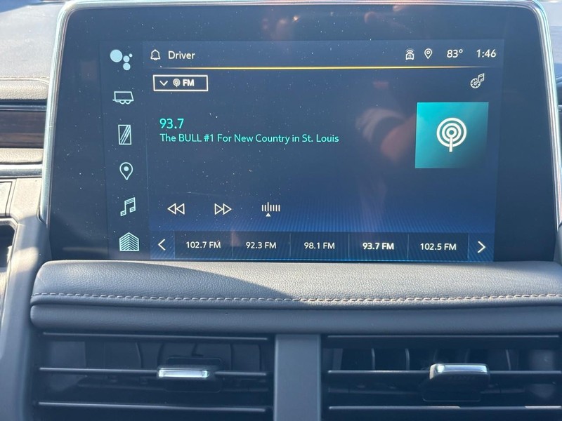 Chevrolet Suburban Vehicle Full-screen Gallery Image 14