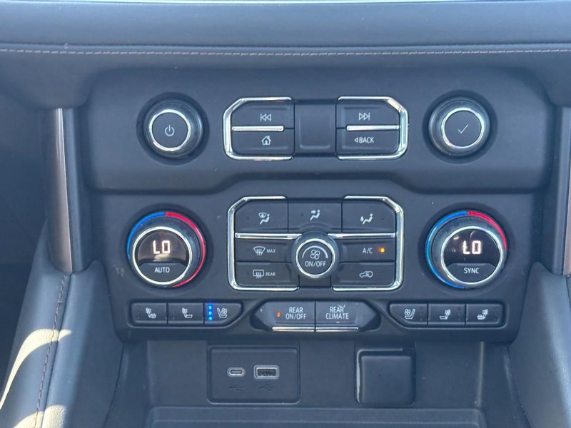 Chevrolet Suburban Vehicle Full-screen Gallery Image 15