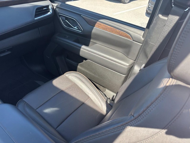 Chevrolet Suburban Vehicle Full-screen Gallery Image 16