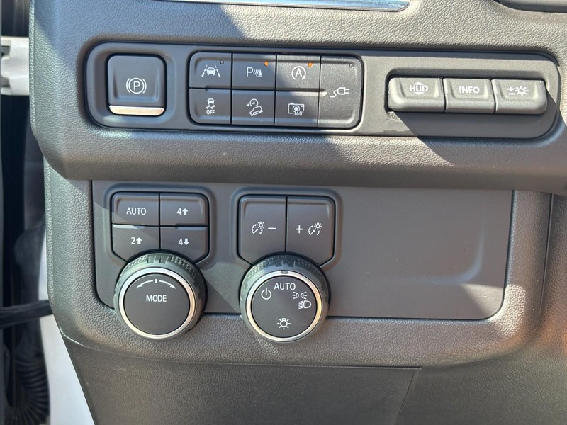 Chevrolet Suburban Vehicle Full-screen Gallery Image 17