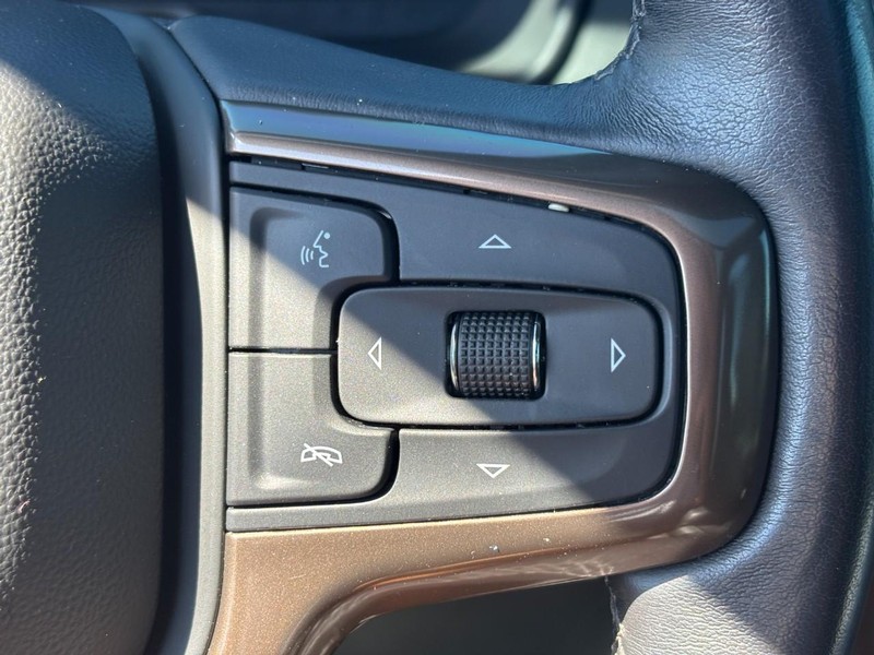 Chevrolet Suburban Vehicle Full-screen Gallery Image 19