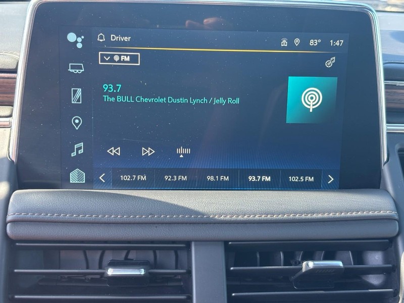 Chevrolet Suburban Vehicle Full-screen Gallery Image 21