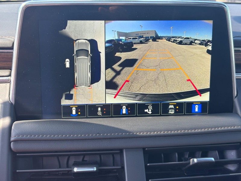 Chevrolet Suburban Vehicle Full-screen Gallery Image 22