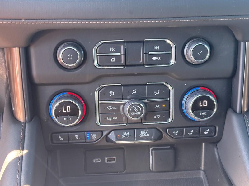 Chevrolet Suburban Vehicle Full-screen Gallery Image 23