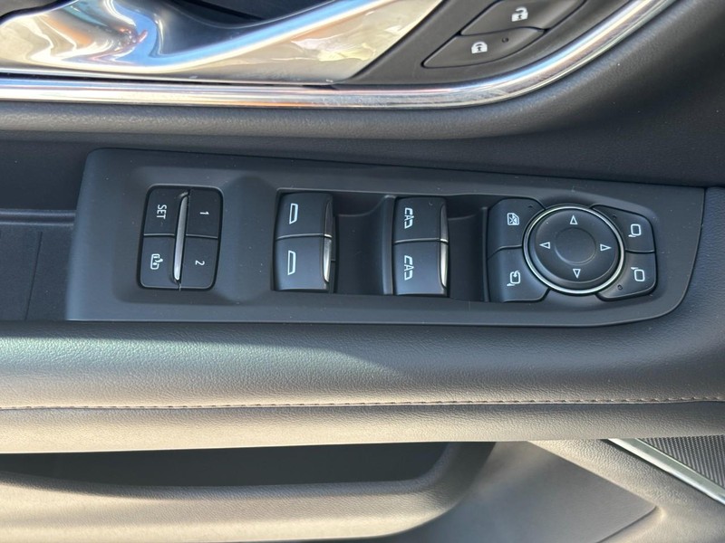 Chevrolet Suburban Vehicle Full-screen Gallery Image 24