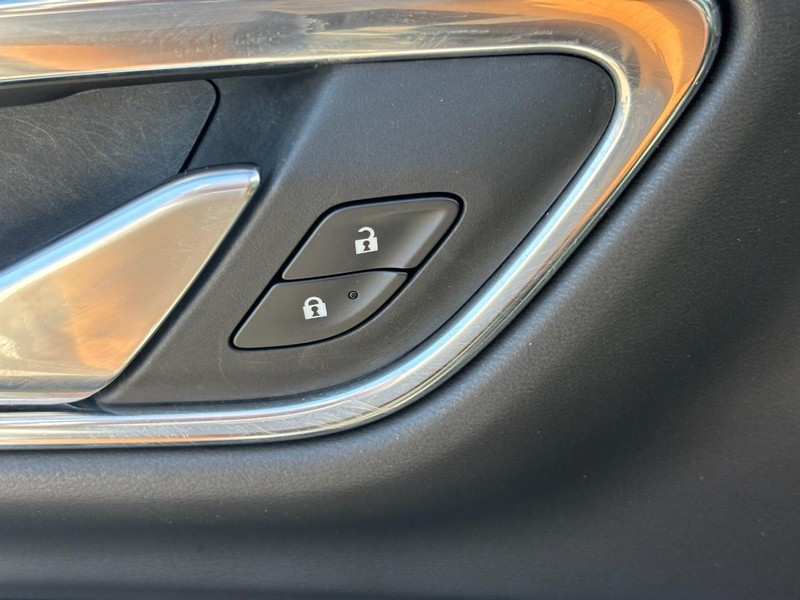 Chevrolet Suburban Vehicle Full-screen Gallery Image 25