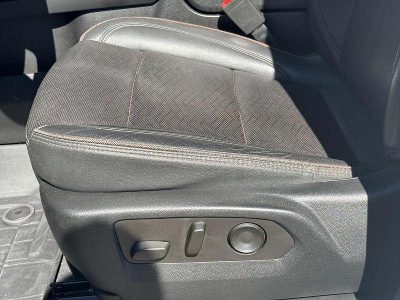 Chevrolet Suburban Vehicle Full-screen Gallery Image 26