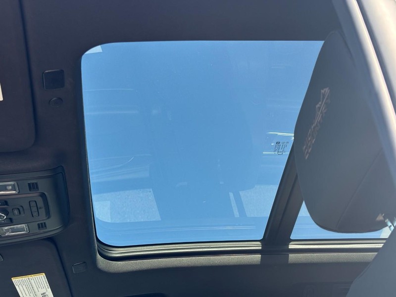 Chevrolet Suburban Vehicle Full-screen Gallery Image 27