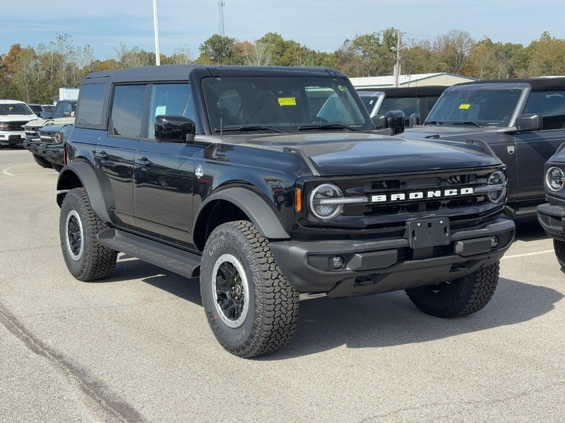 Ford Bronco Vehicle Full-screen Gallery Image 2