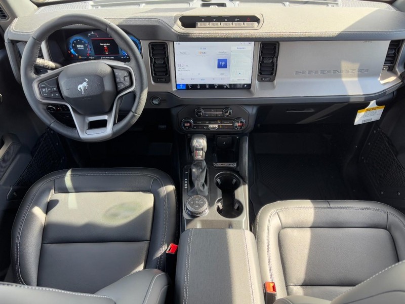 Ford Bronco Vehicle Full-screen Gallery Image 6