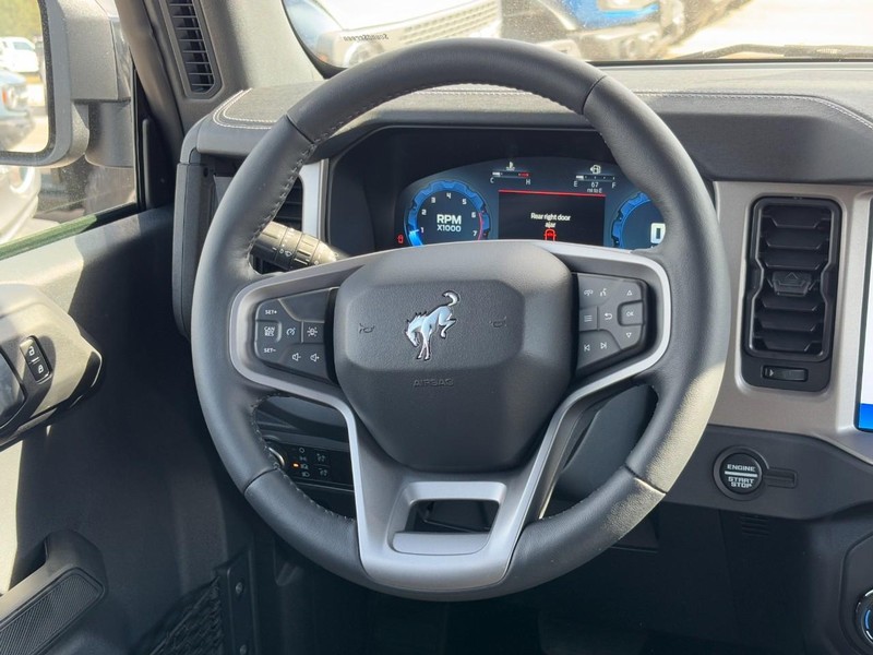 Ford Bronco Vehicle Full-screen Gallery Image 7