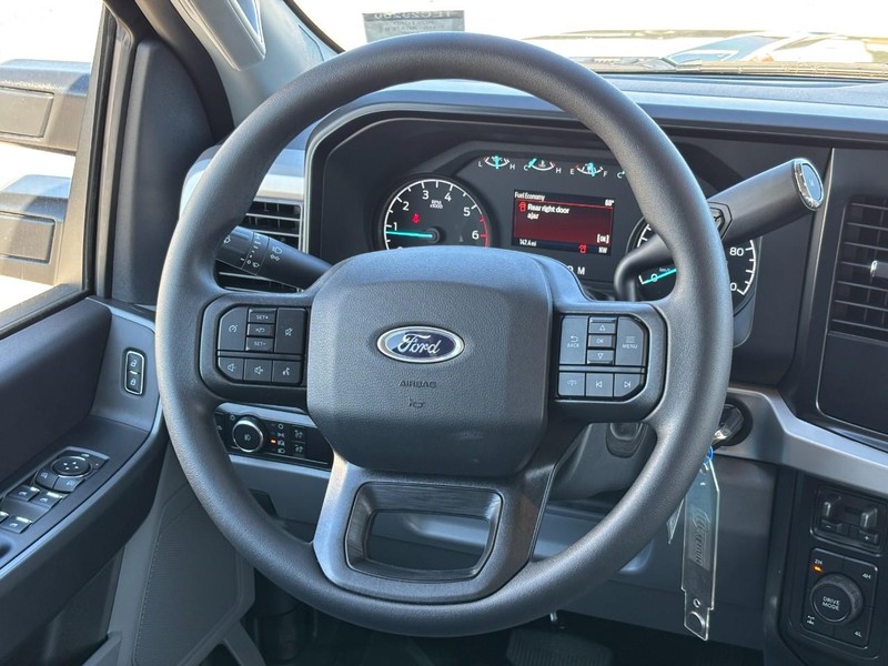 Ford Super Duty F-350 SRW Vehicle Image 08
