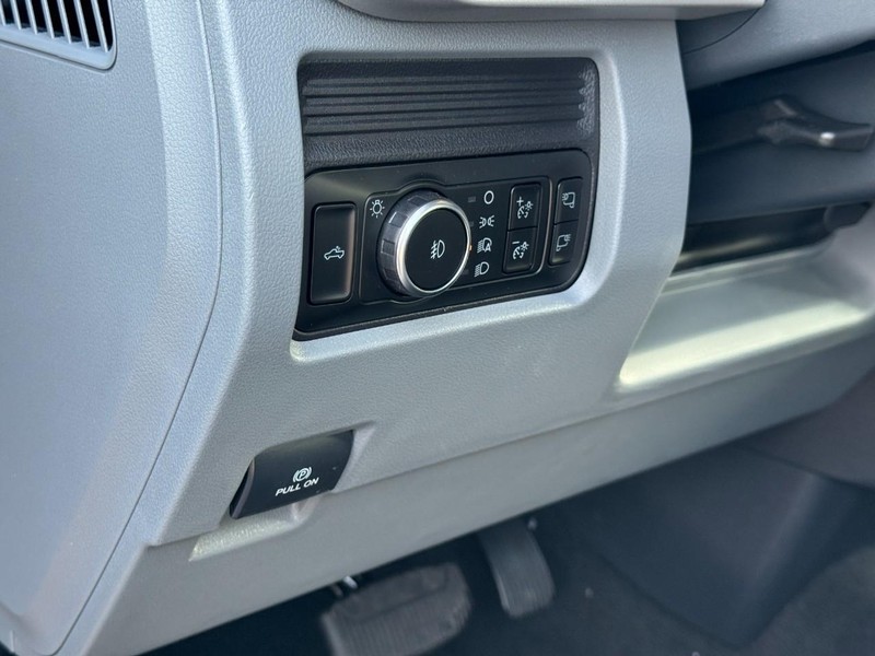 Ford Super Duty F-350 SRW Vehicle Image 09