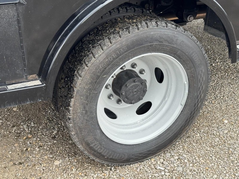 Ford Super Duty F-550 DRW Vehicle Full-screen Gallery Image 4