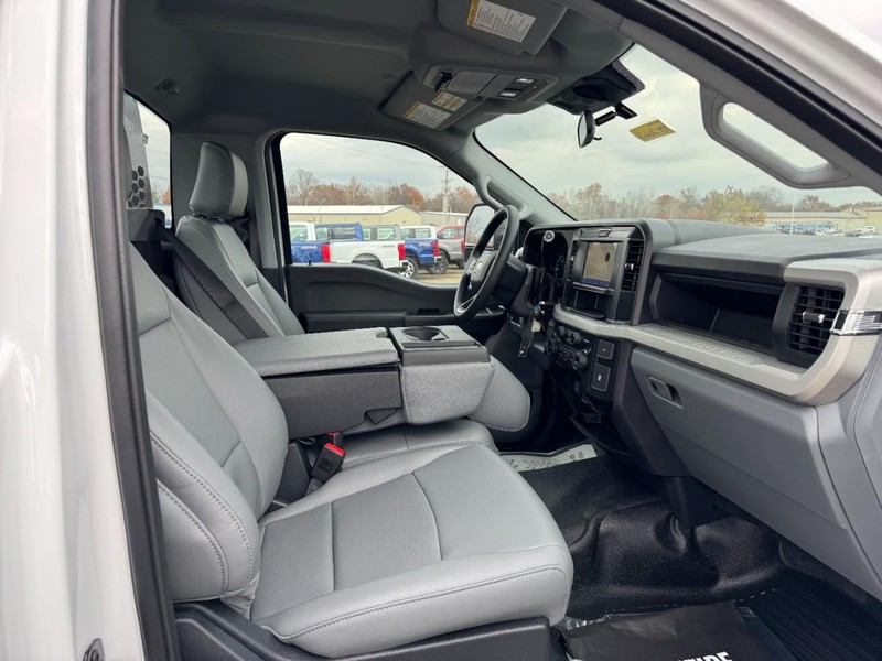 Ford Super Duty F-550 DRW Vehicle Full-screen Gallery Image 5