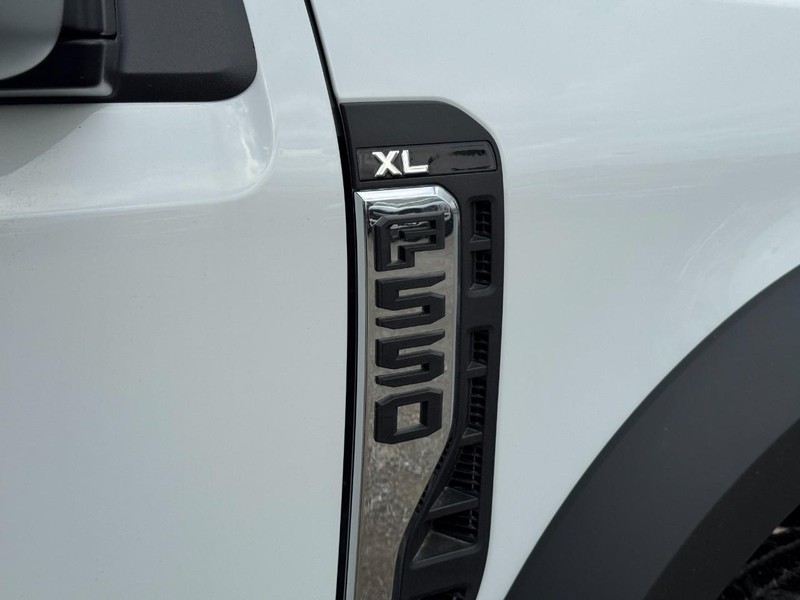 Ford Super Duty F-550 DRW Vehicle Full-screen Gallery Image 6