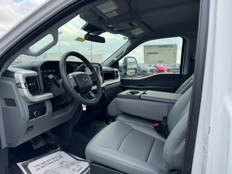 Ford Super Duty F-550 DRW Vehicle Full-screen Gallery Image 7