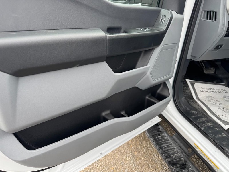 Ford Super Duty F-550 DRW Vehicle Full-screen Gallery Image 8