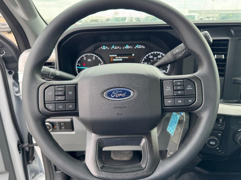 Ford Super Duty F-550 DRW Vehicle Full-screen Gallery Image 10