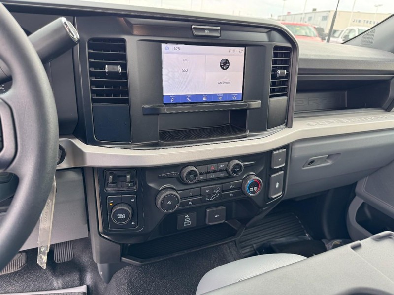 Ford Super Duty F-550 DRW Vehicle Full-screen Gallery Image 11